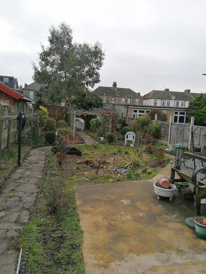 Single Bedroom Available - Train Station London Seven Kings Ilford