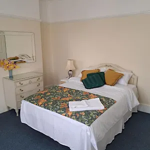 Double Available- London Seven Kings Seven Kings Train Station Guest house
