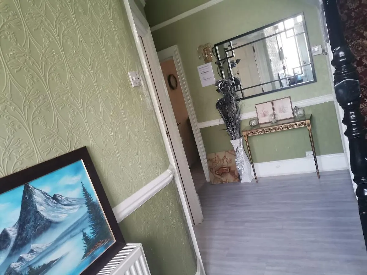 Guest house Single Bedroom Available - Train Station London Seven Kings Ilford