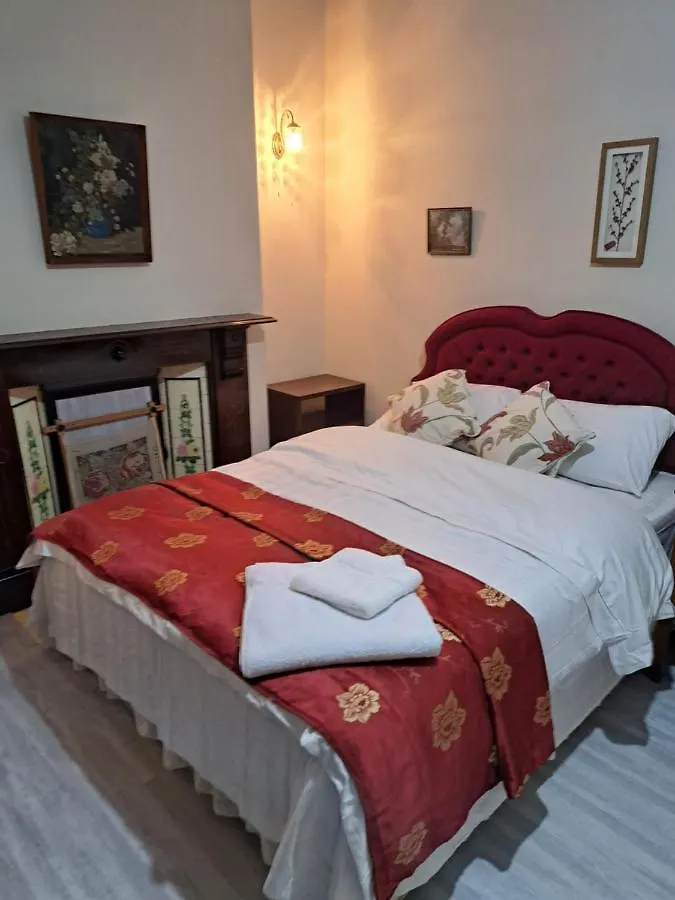 Guest house Single Bedroom Available - Train Station London Seven Kings Ilford