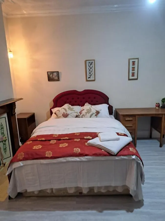 Single Bedroom Available - Train Station London Seven Kings Ilford Guest house