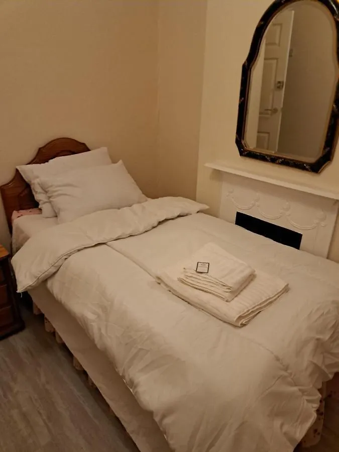 Single Bedroom Available - Train Station London Seven Kings Ilford
