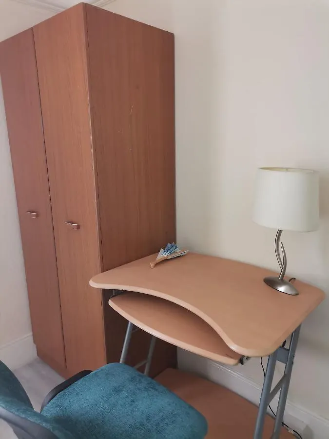 Guest house Single Bedroom Available - Train Station London Seven Kings Ilford United Kingdom