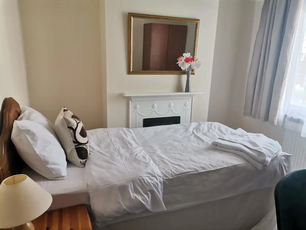 Single Bedroom Available - Train Station London Seven Kings Ilford Guest house