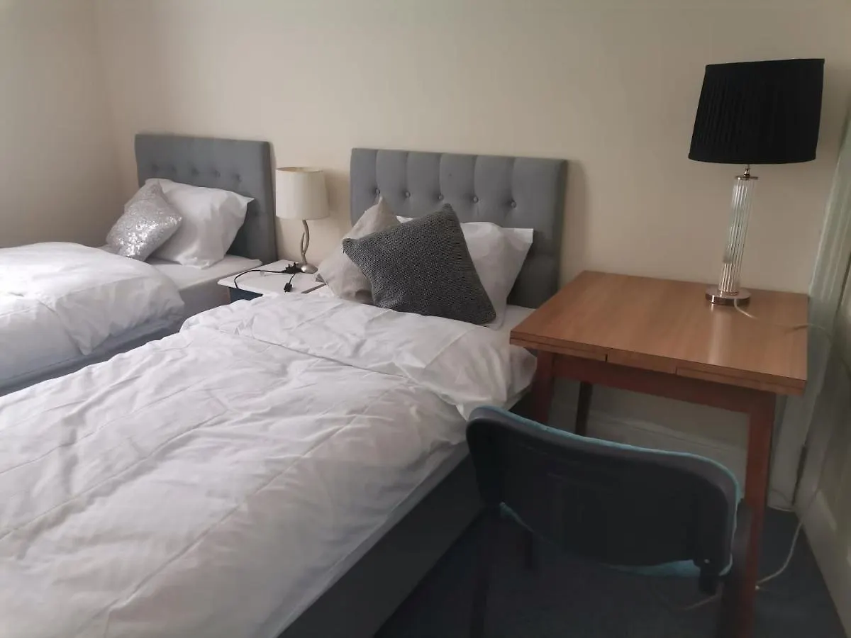 Single Bedroom Available - Train Station London Seven Kings Ilford Guest house