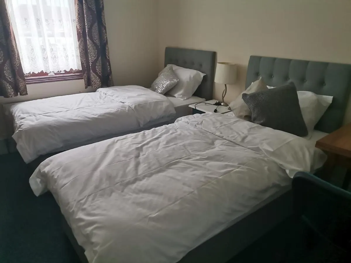 Guest house Single Bedroom Available - Train Station London Seven Kings Ilford United Kingdom