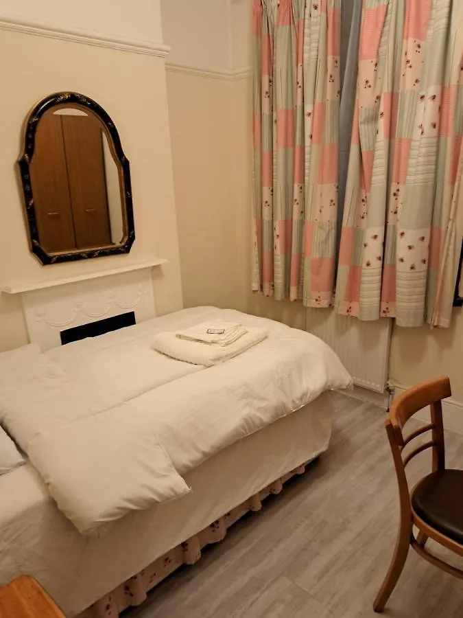 Single Bedroom Available - Train Station London Seven Kings Ilford United Kingdom