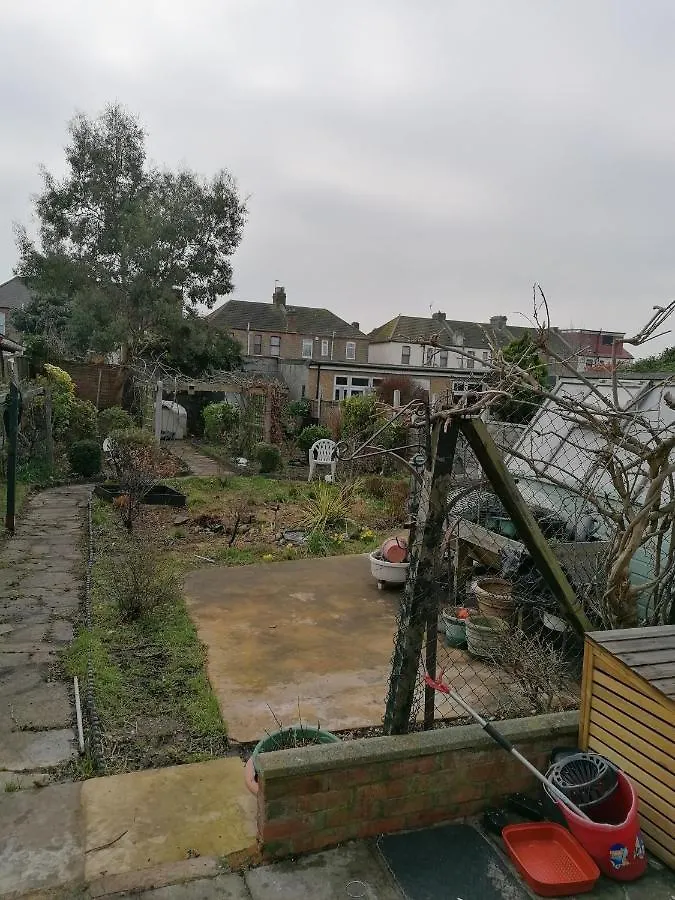 Guest house Single Bedroom Available - Train Station London Seven Kings Ilford