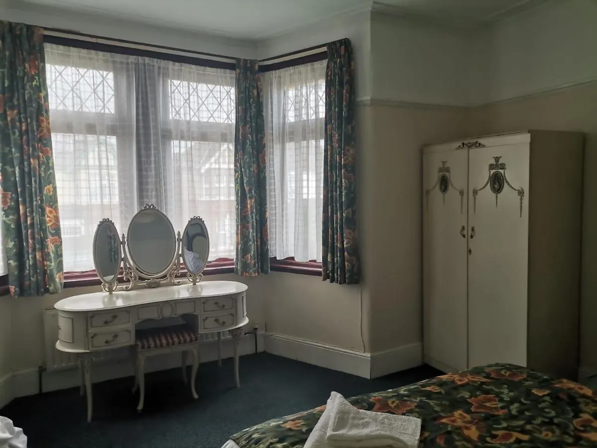 Guest house Single Bedroom Available - Train Station London Seven Kings Ilford United Kingdom