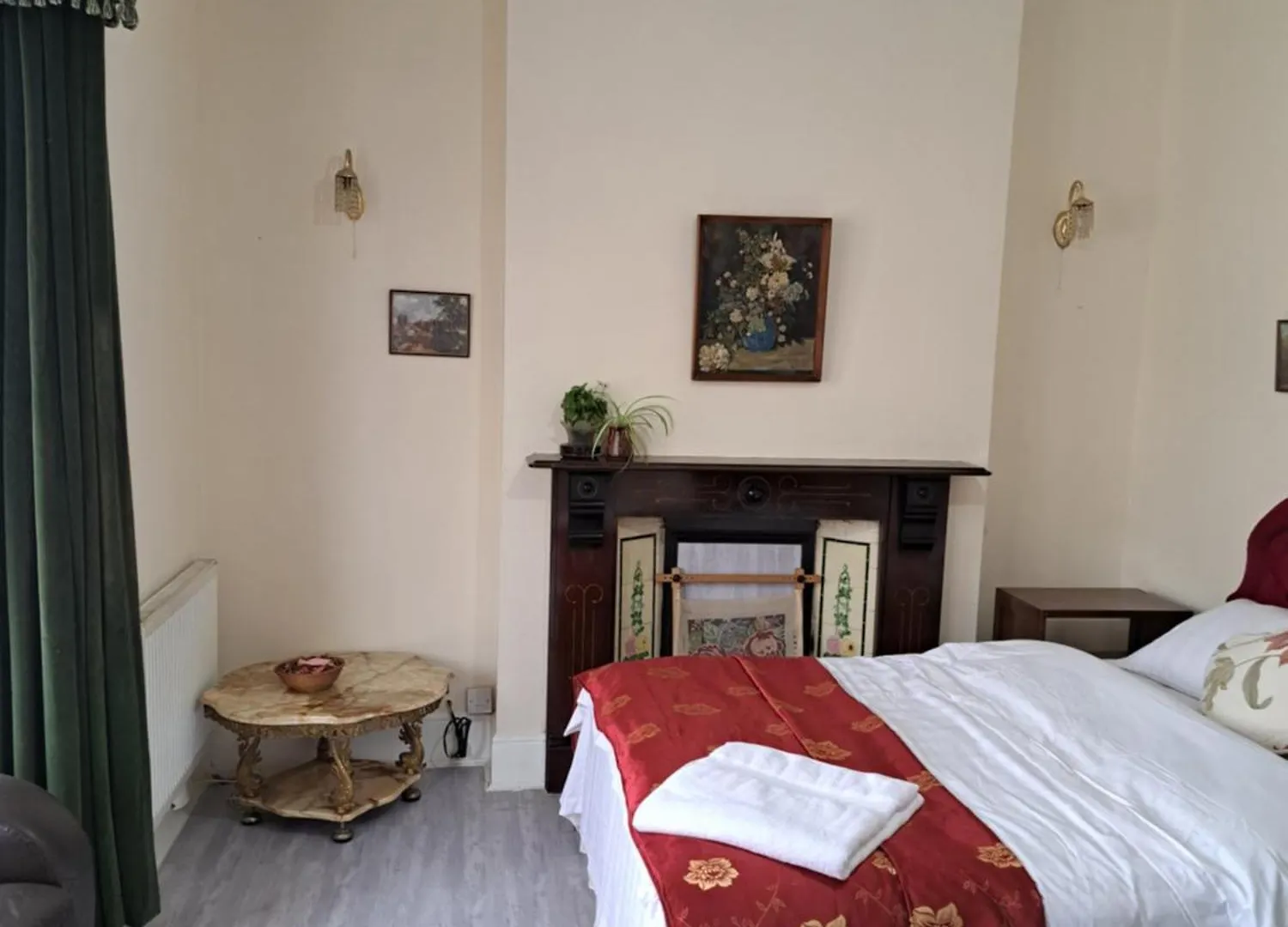 Guest house Single Bedroom Available - Train Station London Seven Kings Ilford