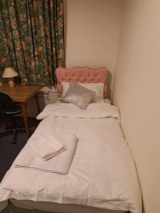 Single Bedroom Available - Train Station London Seven Kings Ilford 0*,