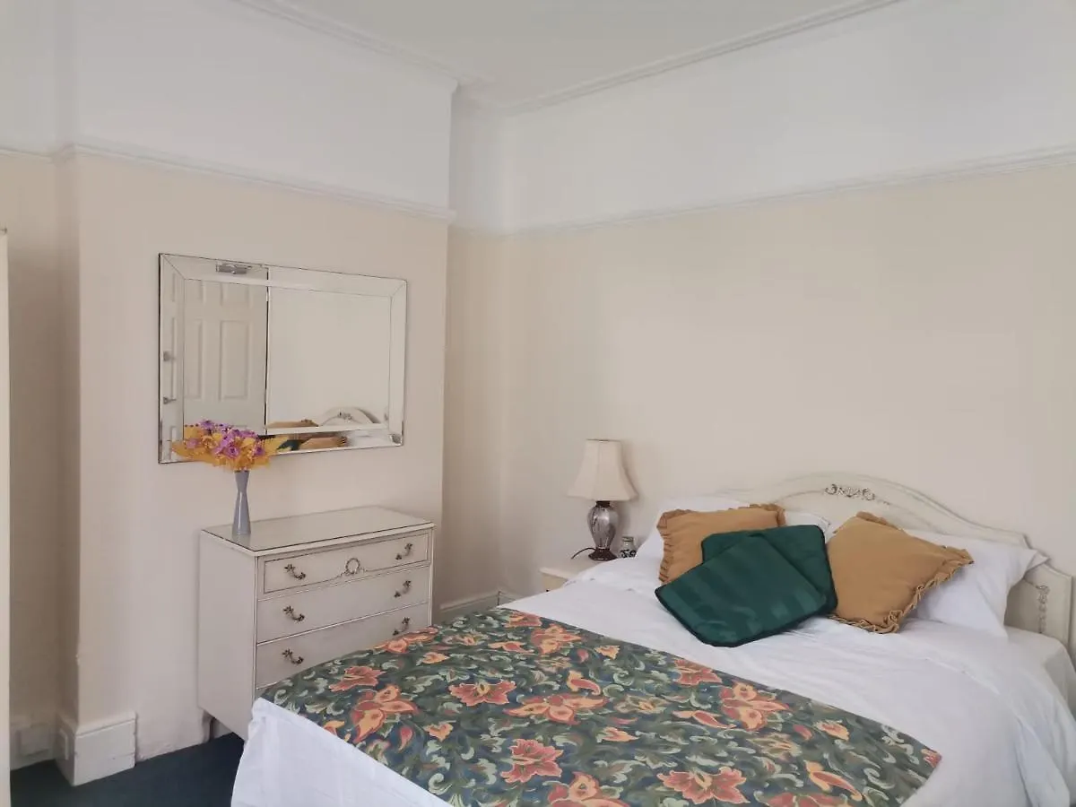 Single Bedroom Available - Train Station London Seven Kings Ilford Großbritannien